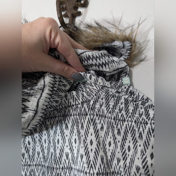 Roxy White and Black Pattern Winter Jacket With Faux Fur Trim - Picture 10 of 11